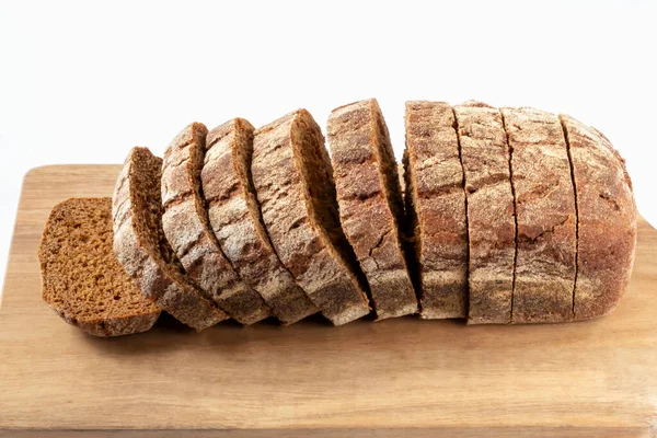 Нарезанный Свежий Хлеб Хлеба Деревянной Доске Белом Фоне Вид Сверху — стоковое фото