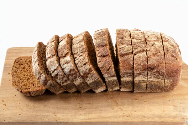 Нарізаний Свіжий Запечений Хліб Крихтами Дерев Яній Дошці Білому Тлі — стокове фото