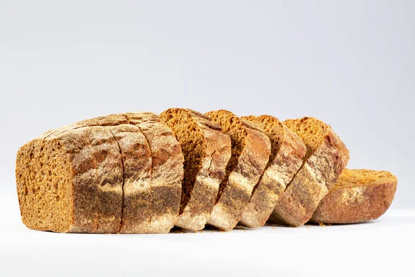 Kawałek Świeżego Pieczonego Bochenka Chleba Okruszkami Białym Tle — Zdjęcie stockowe