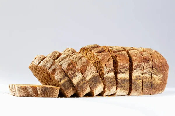 Нарізаний Свіжий Запечений Хліб Крихтами Білому Тлі Крупним Планом — стокове фото