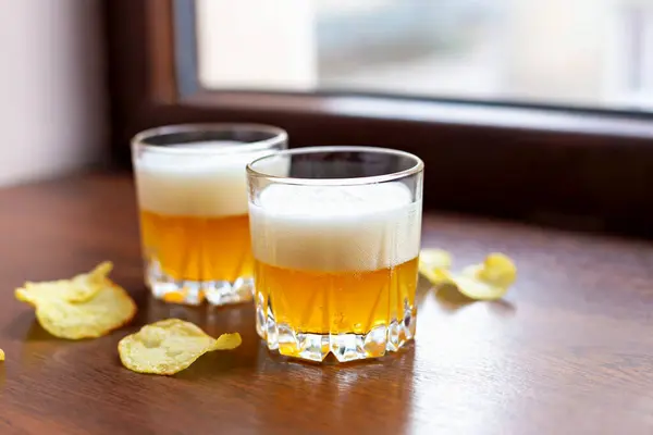 Дві Склянки Свіжого Смачного Легкого Нефільтрованого Пива Картопляних Чіпсів Дерев — стокове фото
