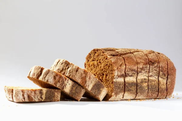 Нарезанный Свежий Хлеб Темного Хлеба Крошками Белом Фоне — стоковое фото