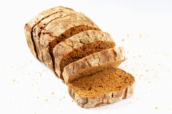 Dilimlenmiş Taze Somun Siyah Lezzetli Ekmek Beyaz Arka Planda Kırıntılar — Stok fotoğraf