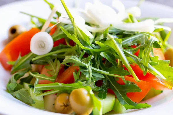 Čerstvý Vitaminový Zeleninový Salát Rukolou Olivami Rajčaty Okurkou Bílou Cibulí — Stock fotografie