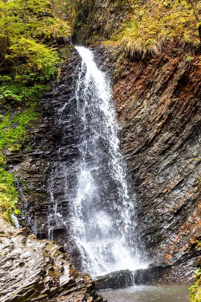 Большой Красивый Водопад Осенних Горах Дикая Природа Защита Окружающей Среды — стоковое фото