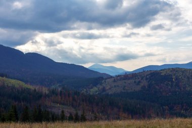Sonbahar dağlarının üzerinde gökyüzünde ağır bulutlar. Karpatların Güzelliği. Turizm ve seyahat