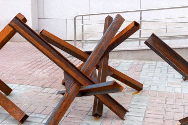 Modern şehrin sokaklarında tanksavar demir paslı kirpiler. Savaşın dehşeti, keder ve kayıp