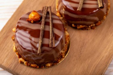 Tahta kaplamalı taze çikolatalı sufle kek. Karamel jölesi ve dekorasyon cazibe ve arzu ekler