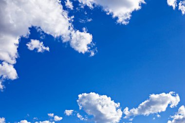Pofuduk beyaz bulutlarla kaplı canlı mavi gökyüzü, resim gibi ve canlandırıcı bir atmosfer yaratıyor. Açık havada, havada ve doğayla ilgili tasarımlarda kullanmak için mükemmel. Uzayı kopyala Seçmeli odak, ayrışma