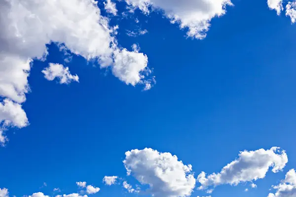 Pofuduk beyaz bulutlarla kaplı canlı mavi gökyüzü, resim gibi ve canlandırıcı bir atmosfer yaratıyor. Açık havada, havada ve doğayla ilgili tasarımlarda kullanmak için mükemmel. Uzayı kopyala Seçmeli odak, ayrışma