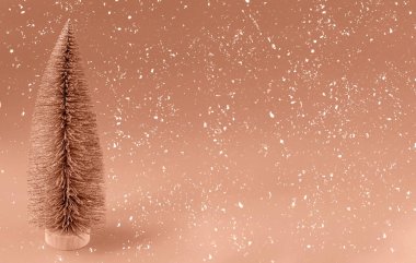 Mocha kahverengi arka planda yağan karlı yapay Noel ağacı. Fotokopi alanı olan şenlikli bir arka plan. Dikey olarak. 2025 yılının gösterim rengi