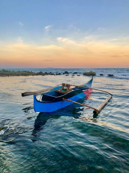 Günbatımına karşı ahşap balıkçı teknesi, manzara fotoğrafçılığı.