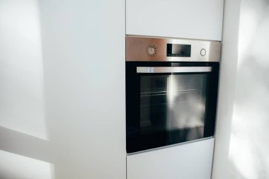 Mutfağın içi. Beyaz bir mutfağa inşa edilmiş modern bir açık fırın. Ön görünüm