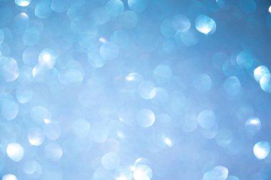 Tatil tasarımı için parlak açık mavi arka plan bulanık. Noel soyut desenli parıltı