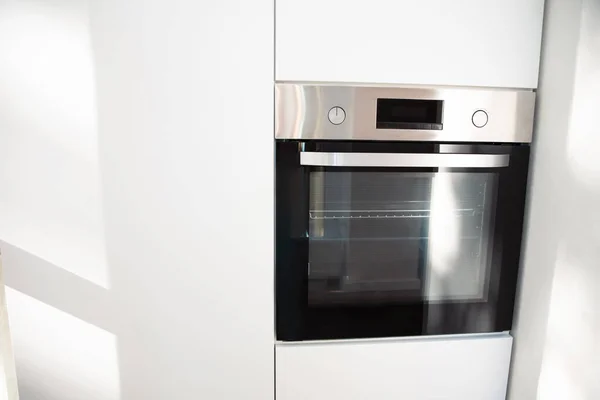 Kücheneinrichtung Ein Moderner Offener Ofen Der Eine Weiße Küche Eingebaut — Stockfoto