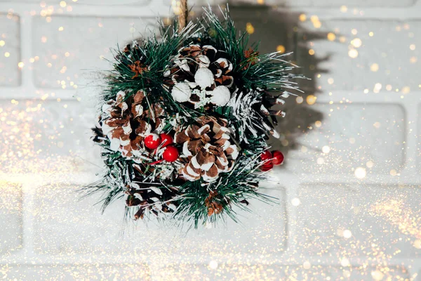 Beyaz Arka Planda Çam Kozalaklarıyla Süslenmiş Bir Noel Ağacı Kasesi — Stok fotoğraf