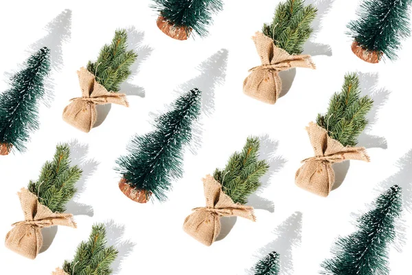 Pozadí Malými Zelenými Ozdobnými Vánočními Stromky Stíny Bílém Pozadí Plocha — Stock fotografie