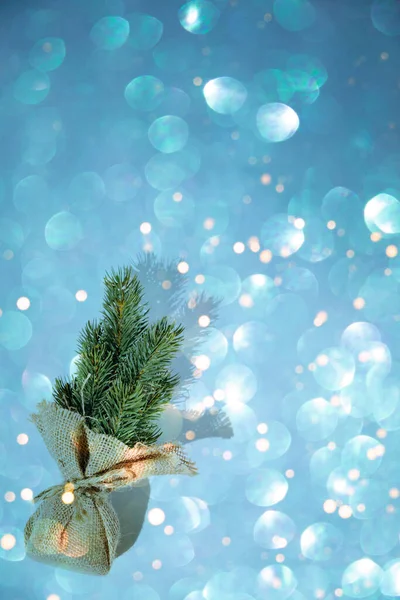 Küçük Dekoratif Noel Ağacı Tatil Tasarımı Için Parlak Mavi Bulanık — Stok fotoğraf
