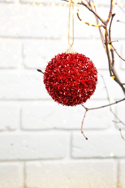 Новий Рік Різдвяний Декор Червоний Блискучий Фоні Білої Цегляної Стіни — стокове фото