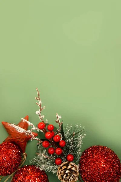 Noel Yeni Yıl Süslemeleri Kırmızı Yıldız Top Yeşil Arka Planda — Stok fotoğraf