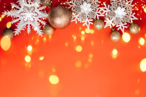 Різдвяні Прикраси Білі Сніжинки Золоті Кульки Червоному Тлі Вогнями Плоский — стокове фото