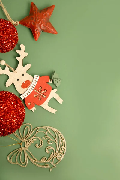 Natale Decorazioni Capodanno Stella Rossa Palla Giocattolo Oro Cervi Legno — Foto Stock