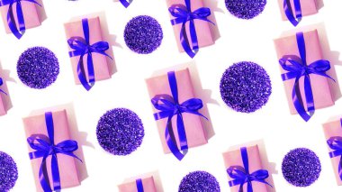 Arkaplanda hediyeler, gölgeli mavi bir kurdele ve beyaz arka planda mavi oyuncak topları var. Düz yatıyordu Noel şablonu, web afişi