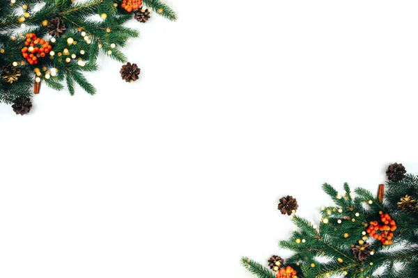 クリスマスの背景 緑のモミ 松のコーンと山の灰の枝と白い背景に新年の装飾 — ストック写真