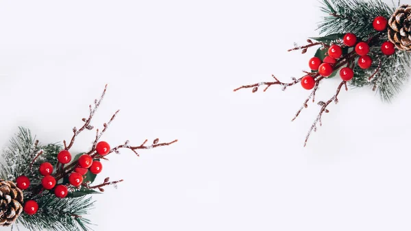 Yeni Yıl Beyaz Arka Planda Kırmızı Yeşil Bir Noel Süsü — Stok fotoğraf