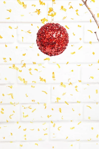 Новий Рік Різдвяний Декор Червоний Блискучий Фоні Білої Цегляної Стіни — стокове фото