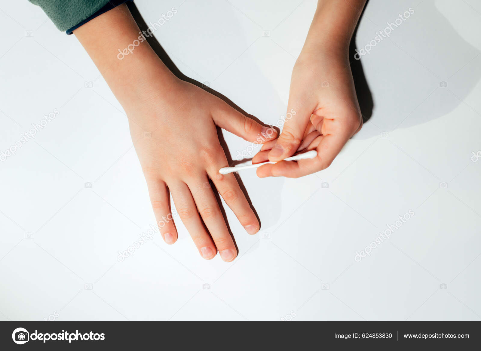 Ženské ruky držení cigaret stock fotografie, royalty free Ženské ruky  držení cigaret obrázky | Depositphotos