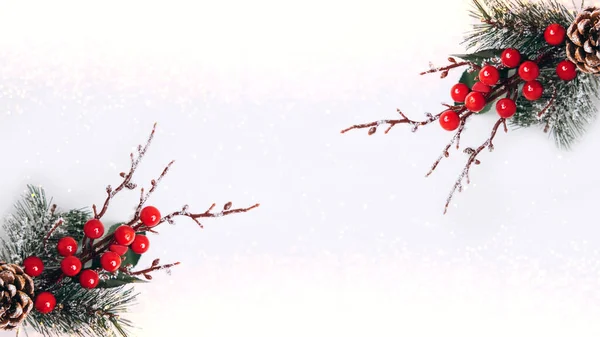 Yeni Yıl Noel Dekoru Kırmızı Yeşil Sarı Işıklarla Beyaz Arka — Stok fotoğraf