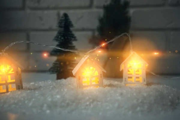 Sarı Ampullü Ahşap Evler Şeklinde Çelenkler Noel Yeni Yıl Arkaplanı — Stok fotoğraf