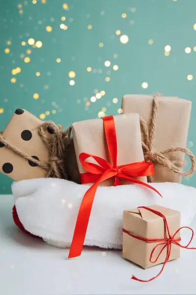 Ajándékok Barna Csomagolásban Piros Karácsonyi Táskában Fehér Kék Háttérrel Előnézet — Stock Fotó