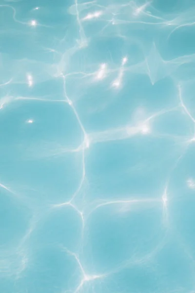 背景は 太陽の反射とプール内の青い水の波 トップビュー 選択的フォーカス — ストック写真