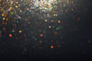 Tasarım için bulanık renkli parıltıların soyut arkaplanı. Işıklar odağımı dağıtıyor. Noel arkaplanı, kopyalama alanı