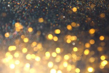 Tasarım için bulanık renkli parıltıların soyut arkaplanı. Işıklar odağımı dağıtıyor. Noel, festival arka planı, kopyalama alanı