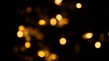 Web afişi, tasarım için bulanık sarı ışıkların soyut arkaplanı. Işıklar odağımı dağıtıyor. Noel arkaplanı, kopyalama alanı