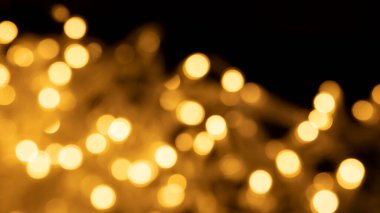 Web afişi, tasarım için bulanık sarı ışıkların soyut arkaplanı. Işıklar odağımı dağıtıyor. Noel arkaplanı, kopyalama alanı