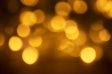 Tasarım için bulanık sarı ışıkların soyut arkaplanı. Işıklar odağımı dağıtıyor. Noel arkaplanı, kopyalama alanı
