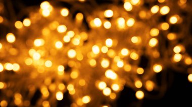 Web afişi, tasarım için bulanık sarı ışıkların soyut arkaplanı. Işıklar odağımı dağıtıyor. Noel arkaplanı, kopyalama alanı