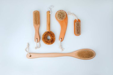 Beyaz arka planda ahşap saplı fırçalar, çevre dostu ürünler. Düz yatıyordu