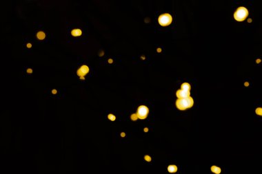 Tasarım için bulanık sarı ışıkların soyut arkaplanı. Işıklar odağımı dağıtıyor. Noel arkaplanı, kopyalama alanı