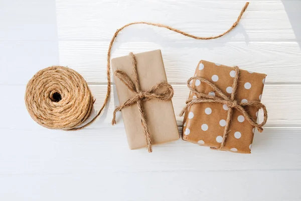Eco Gift Wrapping Brown Gift Boxes Tied Rope White Wooden — Foto de Stock