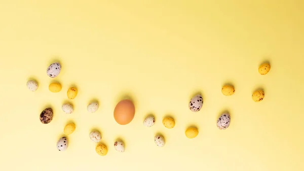 Sarı Arka Planda Farklı Boyutlarda Renkli Yumurtalar Paskalya Bayramının Sembolü — Stok fotoğraf