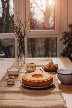 Mutfakta Paskalya keki hazırlama ve dekore etme süreci. Ön görünüm