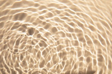 Soyut doğa arka planda, su dalgaları güneş yansıması ile birlikte havuzda. Kabarcıklı temiz su ve bej arka planda daireler