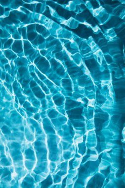 Soyut doğa dokulu arka plan, güneş yansımalı su dalgaları, berrak mavi su