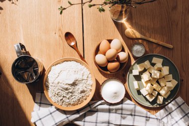 Mutfakta Paskalya keki hazırlama ve dekore etme süreci. Hamur işi malzemelerden oluşan ahşap bir masanın üzerinde yatıyordu.