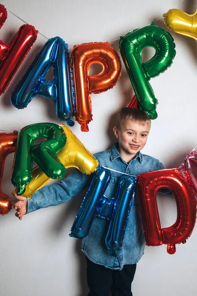 Çocukların Doğum Günü Kutlaması Neşeli Bir Çocuk Mavi Gömlekli Bir — Stok fotoğraf